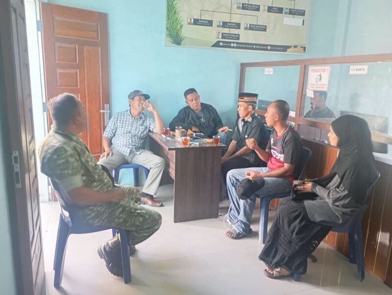 Babinsa Koramil 03/Pegasing Sertu Puspida saat melaksanakan Komsos bersama aparatur Desa Gegelung, Kecamatan Pegasing.dok: Ist 