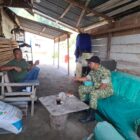 Babinsa Koramil 09/Ketol Sertu Muzakir saat mensosialisasikan informasi pendaftaran prajurit TNI kepada masyarakat Desa Jalan Tengah.dok:Ist