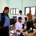 Gubernur Aceh H. Muzakir Manaf didampingi Pj. Sekda Aceh, Taufik, ST, M.Si, dan Kepala Dinas Pendidikan Aceh, Murthalamuddin, S.Pd, MSP, meninjau fasilitas komputer bantuan dari Pemerintah Aceh untuk pelajar di SMK Negeri 2 Karang Baru, Aceh Tamiang, Selasa, (13/10/2026). Foto: Dok. Biro Adpim Setda Aceh 