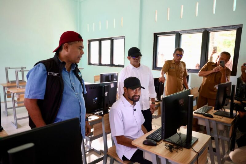 Gubernur Aceh H. Muzakir Manaf didampingi Pj. Sekda Aceh, Taufik, ST, M.Si, dan Kepala Dinas Pendidikan Aceh, Murthalamuddin, S.Pd, MSP, meninjau fasilitas komputer bantuan dari Pemerintah Aceh untuk pelajar di SMK Negeri 2 Karang Baru, Aceh Tamiang, Selasa, (13/10/2026). Foto: Dok. Biro Adpim Setda Aceh 