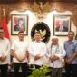 Wakil Gubernur Aceh, bersama Ketua DPRA, Bupati Aceh Tengah, Imam Besar Masjid Raya Baiturrahman, dan Ketua Komisi I DPRA foto bersama usai silaturahmi serta audiensi dengan Menteri Koordinator Bidang Politik dan Keamanan (Menko Polkam) RI beserta jajaran, di Kantor Kemenko Polkam RI, Jakarta, Selasa (13/10/2026). Foto: Dok. Biro Adpim Setda Aceh 