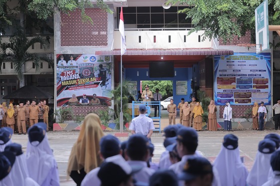 Sekda Kota Banda Aceh Jalaluddin bersama peserta mengikuti kegiatan Tagana Masuk Sekolah untuk meningkatkan kesiapsiagaan menghadapi bencana sejak dini, Senin (12/10/2026). Foto: Dok. Prokopim Kota Banda Aceh