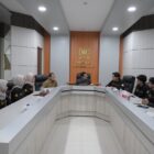 Ketua DPRK Banda Aceh Irwansyah berdiskusi bersama mahasiswa BEM FEB USK mengenai kontribusi generasi muda dalam pembangunan ekonomi daerah, Rabu (14/10/2026). Foto: Dok. DPRK Banda Aceh