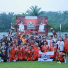 Bupati Aceh Barat Tarmizi SP MM bersama Wakil Bupati Said Fadheil, unsur Forkopimda, para camat, dan peserta berfoto bersama pada penutupan Turnamen Sepak Bola Piala Bupati dan Wakil Bupati Aceh Barat 2026 di Stadion Mini FIFA, Desa Cot Darat, Kecamatan Samatiga, Sabtu (17/10/2026). Foto: Dok. Pemkab Aceh Barat