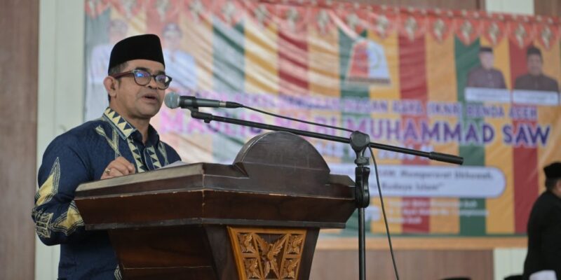 Pj. Sekda Aceh, Taufik, ST, M.Si, saat memberi sambutan pada acara Maulid Akbar Ikatan Keluarga Nagan Raya (IKNR) Banda Aceh, di Balee Meuseuraya Aceh, Minggu (18/10/2026). Foto: Dok. Biro Adpim Setda Aceh 