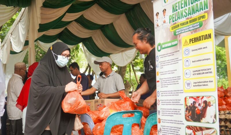 Warga berbelanja kebutuhan pokok dalam kegiatan Gerakan Pangan Murah yang digelar Pemko Banda Aceh di Taman Bustanussalatin, Jumat (16/10/2026). Foto: Dok. Diskominfo Kota Banda Aceh