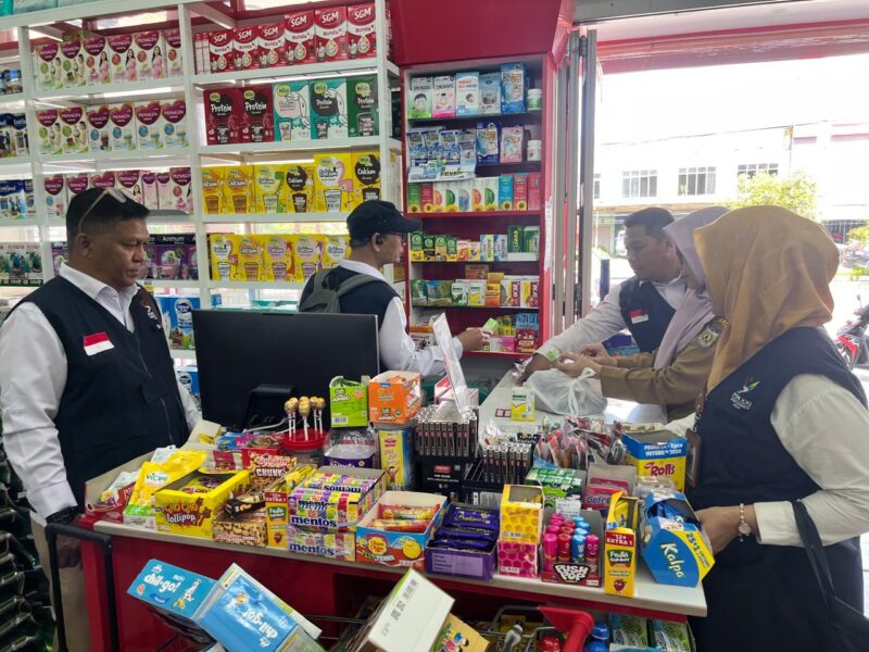 Petugas Dinkes Kota Banda Aceh dan BPOM memastikan pengelolaan dan peredaran obat sesuai dengan persyaratan yang berlaku, Selasa (20/10/2026). Foto: Dok. Dinkes Kota Banda Aceh