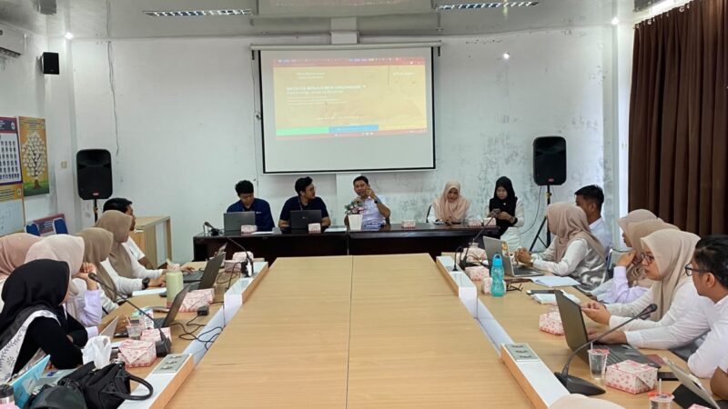 Kepala Dinas Kesehatan Kota Banda Aceh, Wahyudi membuka kegiatan Implementasi Aplikasi Rekam Medis Elektronik (RME) di Aula Puskesmas Meuraxa, Kota Banda Aceh, Rabu (21/10/2026). Foto: Dok. Dinkes Kota Banda Aceh