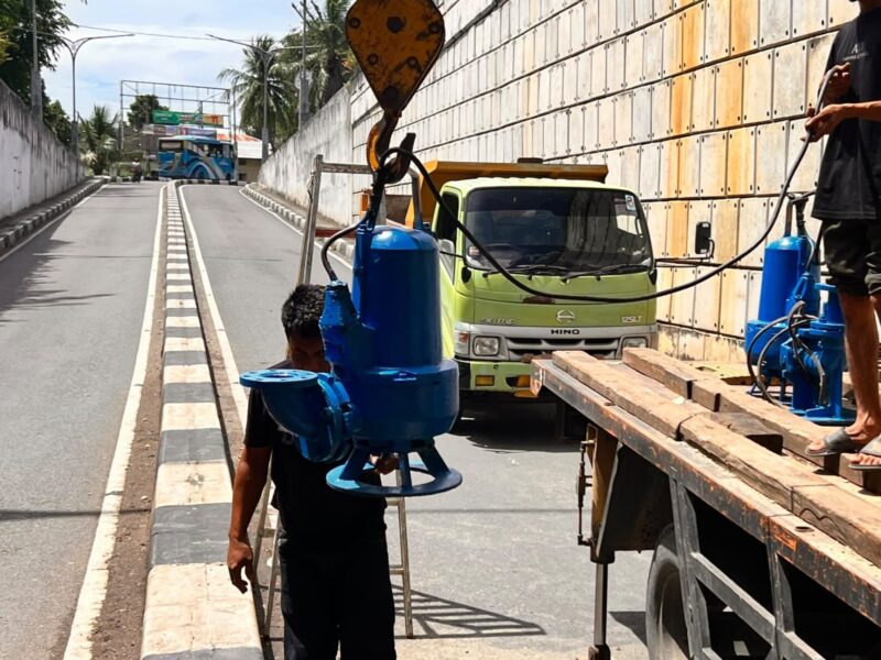 Dinas PUPR Kota Banda Aceh memasang kembali dua pompa air di Underpass Beurawe setelah mengalami gangguan akibat pencurian kabel pada Mei 2026, Kamis (22/10/2026). Foto: Dok. Diskominfo Kota Banda Aceh