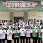 Wakil Wali Kota Banda Aceh Afdhal Khalilullah bersama jajaran Baitul Mal Kota Banda Aceh dan petugas survei berfoto bersama usai kegiatan pelepasan petugas lapangan untuk verifikasi calon penerima bantuan rumah layak huni di Pango Raya, Banda Aceh, Rabu (28/10/2026). Foto: Dok. Diskominfo Kota Banda Aceh