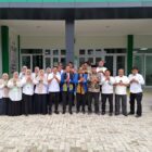 Kepala Dinas Kesehatan Kota Banda Aceh Wahyudi bersama tim surveior dan jajaran UPTD Puskesmas Kuta Raja berfoto bersama dalam rangka pelaksanaan survei akreditasi untuk meningkatkan mutu pelayanan kesehatan dan keselamatan pasien, Banda Aceh, Rabu (28/10/2026). Foto: Dok. Diskominfo Kota Banda Aceh