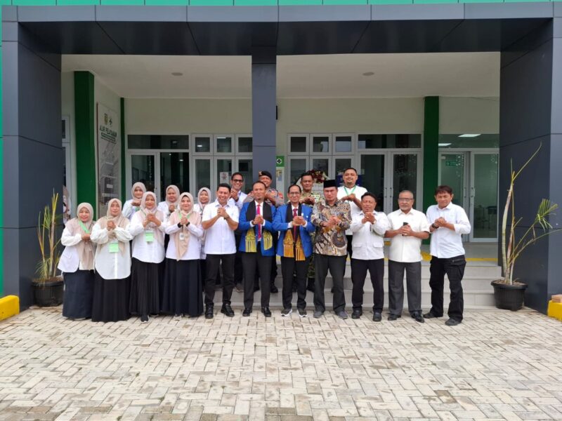 Kepala Dinas Kesehatan Kota Banda Aceh Wahyudi bersama tim surveior dan jajaran UPTD Puskesmas Kuta Raja berfoto bersama dalam rangka pelaksanaan survei akreditasi untuk meningkatkan mutu pelayanan kesehatan dan keselamatan pasien, Banda Aceh, Rabu (28/10/2026). Foto: Dok. Diskominfo Kota Banda Aceh