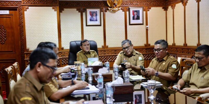 Wakil Gubernur Aceh, H. Fadhlullah, didampingi Asisten Perekonomian dan Pembangunan Sekda Aceh, Ir. T. Robby Irza, S.SiT, MT, dan para Kepala SKPA/Biro terkait, saat memimpin rapat koordinasi pemutakhiran rencana kebutuhan rumah pascabencana hidrometeorologi Aceh yang diikuti para Bupati/Wali Kota terdampak bencana secara virtual, di Ruang Rapat Wakil Gubernur Aceh, Banda Aceh, Selasa (20/10/2026). Foto: Dok. Biro Adpim Setda Aceh 