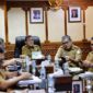 Wakil Gubernur Aceh, H. Fadhlullah, didampingi Asisten Perekonomian dan Pembangunan Sekda Aceh, Ir. T. Robby Irza, S.SiT, MT, dan para Kepala SKPA/Biro terkait, saat memimpin rapat koordinasi pemutakhiran rencana kebutuhan rumah pascabencana hidrometeorologi Aceh yang diikuti para Bupati/Wali Kota terdampak bencana secara virtual, di Ruang Rapat Wakil Gubernur Aceh, Banda Aceh, Selasa (20/10/2026). Foto: Dok. Biro Adpim Setda Aceh 