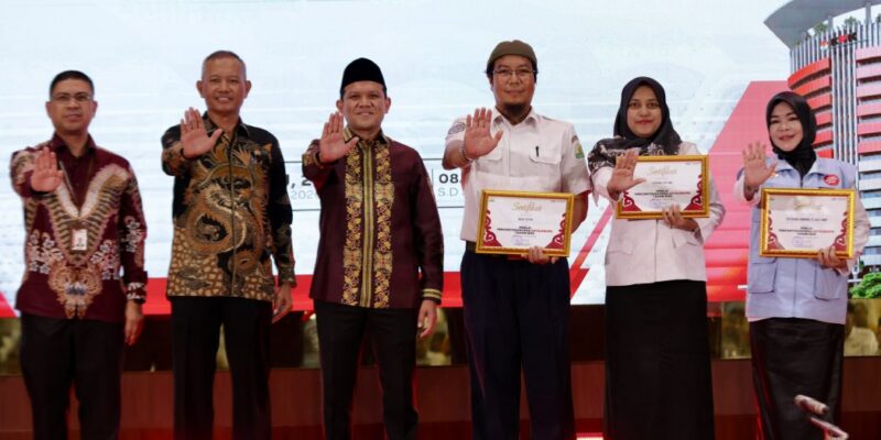 Wakil Gubernur Aceh, H. Fadhlullah, bersama Wakil Ketua Komisi Pemberantasan Korupsi (KPK) RI, Ibnu Basuki Widodo, foto bersama usai menyerahkan piagam penghargaan kepada pemenang pada acara Penganugerahan Perluasan Percontohan Desa Antikorupsi Provinsi Aceh Tahun 2026, di Anjong Mon Mata, Banda Aceh, Rabu (21/10/2026). Foto: Dok. Biro Adpim Setda Aceh 