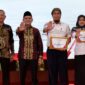Wakil Gubernur Aceh, H. Fadhlullah, bersama Wakil Ketua Komisi Pemberantasan Korupsi (KPK) RI, Ibnu Basuki Widodo, foto bersama usai menyerahkan piagam penghargaan kepada pemenang pada acara Penganugerahan Perluasan Percontohan Desa Antikorupsi Provinsi Aceh Tahun 2026, di Anjong Mon Mata, Banda Aceh, Rabu (21/10/2026). Foto: Dok. Biro Adpim Setda Aceh 