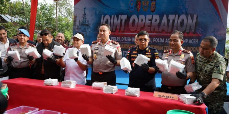 Wakil Gubernur Aceh, H. Fadhlullah, beserta unsur Forum Koordinasi Pimpinan Daerah (Forkopimda) Aceh mendampingi Kapolri Jenderal Polisi Dr. (H.C) Suyudi Ario Seto, S.I.K, S.H, M.Si, saat menghadiri Konferensi Pers Jaringan Laboratorium Gelap Narkotika Ilegal (Lab Clandestine), di Gampong Dayah Tanoh, Kec. Mutiara Timur, Pidie, Jum'at (23/10/2026). Foto: Dok. Biro Adpim Setda Aceh 