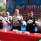 Wakil Gubernur Aceh, H. Fadhlullah, beserta unsur Forum Koordinasi Pimpinan Daerah (Forkopimda) Aceh mendampingi Kapolri Jenderal Polisi Dr. (H.C) Suyudi Ario Seto, S.I.K, S.H, M.Si, saat menghadiri Konferensi Pers Jaringan Laboratorium Gelap Narkotika Ilegal (Lab Clandestine), di Gampong Dayah Tanoh, Kec. Mutiara Timur, Pidie, Jum'at (23/10/2026). Foto: Dok. Biro Adpim Setda Aceh 