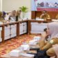 Pj. Sekda Aceh, Taufik, ST, M.Si, didampingi Kepala Dinas Pemberdayaan Perempuan dan Perlindungan Anak (DP3A) Aceh, Meutia Juliana, S.STP M.Si, memberikan sambutan serta arahan pada kegiatan Verifikasi Lapangan Evaluasi Pengarusutamaan Gender (PUG) yang diselenggarakan oleh DP3A Aceh, di Ruang Rapat Potensi Daerah I Setda Aceh, Banda Aceh, Senin (26/10/2026). Foto: Dok. Biro Adpim Setda Aceh 