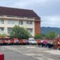Pj. Sekda Aceh, Taufik, ST, M.Si, saat memimpin Apel Gelar Pasukan Kesiapsiagaan Bencana di Aceh yang diikuti para Kepala SKPA/Biro/Instansi dan organisasi terkait, yang diselenggarakan Badan Penanggulangan Bencana Aceh (BPBA) di halaman Gudang BPBA, Banda Aceh, Senin (26/10/2026). Foto: Dok. Biro Adpim Setda Aceh