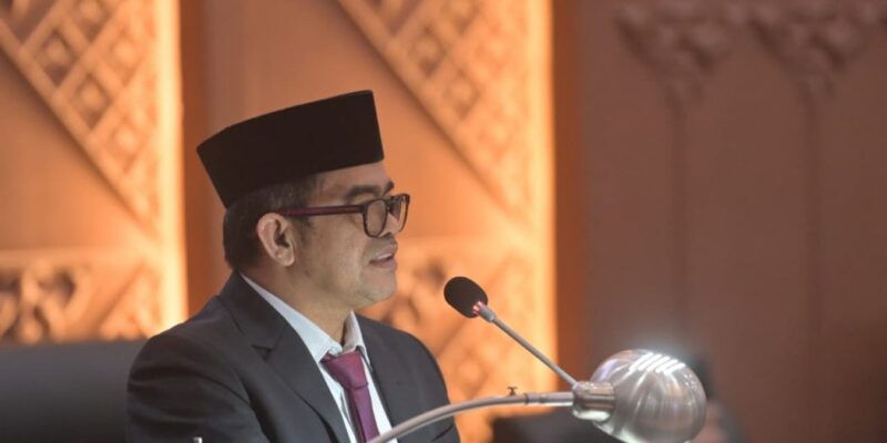 Pj. Sekda Aceh, Taufik, ST, M.Si, mewakili Gubernur Aceh Muzakir Manaf saat menyampaikan Nota Keuangan dan Rancangan Qanun Aceh tentang Anggaran Pendapatan dan Belanja Aceh (APBA) Tahun Anggaran 2027 dalam Rapat Paripurna Dewan Perwakilan Rakyat Aceh (DPRA), Senin (26/10/2026). Foto: Dok. Biro Adpim Setda Aceh 