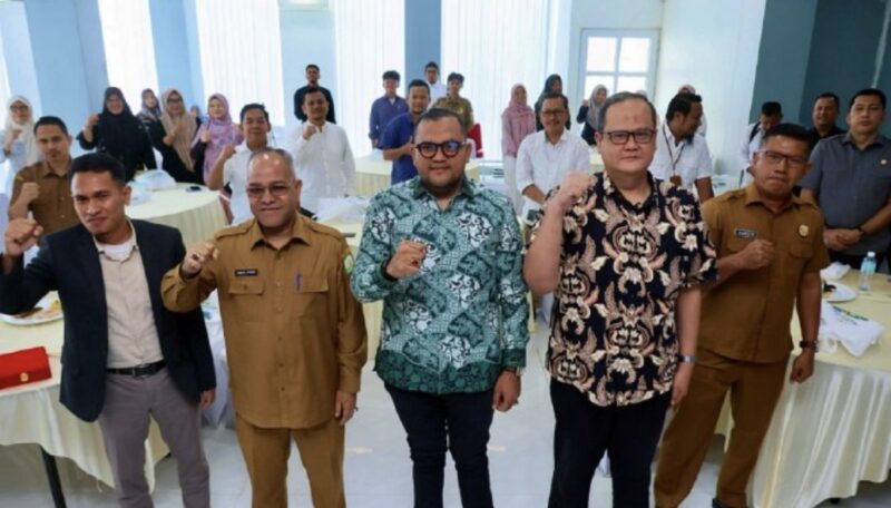 Ketua Baleg DPRA, Irfansyah, berfoto bersama para peserta dan pemangku kepentingan usai mengikuti Dialog Daerah tentang penguatan sinergi eksekutif dan legislatif dalam pembentukan qanun Aceh di Banda Aceh, Senin (26/10/2026). Foto: Dok. DPRA