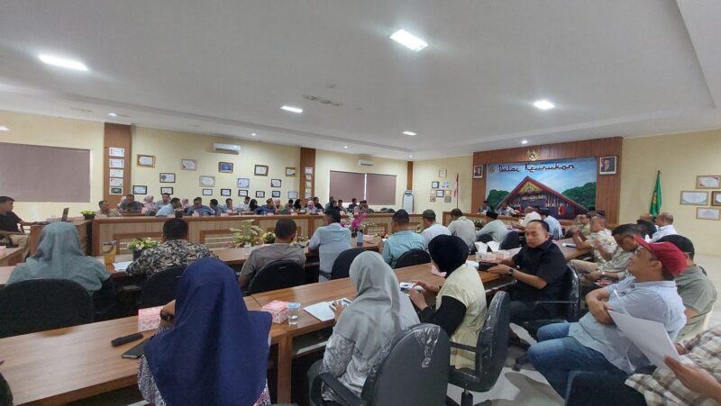 Para kepala OPD, Camat dan tamu undangan lainnya mengikut rapat koordinasi dalam rangka persiapan penilaian Adipura 2026. Rapat dipimpin oleh Asisten Pemerintahan, Keistimewaan dan Kesejahteraan Rakyat di Balai Keurukon, Jumat (30/10/2026). Foto: Dok. Diskominfo Kota Banda Aceh