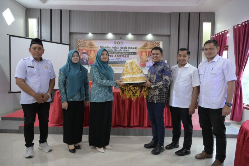 Daniel Abdul Wahab menyerahkan bantuan pelaminan yang diharapkan dapat meringankan biaya pernikahan warga sekaligus mendukung pelestarian adat Aceh, Rabu (21/10/2026). Foto: Dok. DPRK Banda Aceh