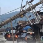 Tiang SUTM tumbang dan melintang di badan jalan kawasan Ladang Rimba, Kecamatan Trumon Tengah, Aceh Selatan, Jumat (2/10/2026), menyebabkan gangguan listrik di enam kecamatan. Foto: Dok. Istimewa