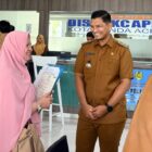 Wakil Wali Kota Banda Aceh Afdhal Khalilullah berbincang dengan warga saat meninjau pelayanan administrasi kependudukan di Disdukcapil Kota Banda Aceh, Gedung Mawardy Nurdin, Senin (28/9/2026). Foto: Dok. Diskominfo Kota Banda Aceh