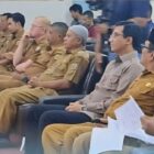 Ketua DPRK Banda Aceh Irwansyah ST bersama peserta dan narasumber kegiatan peningkatan kapasitas (capacity building) Pageu Gampong di Aula Hotel Hanifi, Kecamatan Kuta Alam, Banda Aceh, Senin (28/9/2026). Foto: Dok. DPRK Banda Aceh