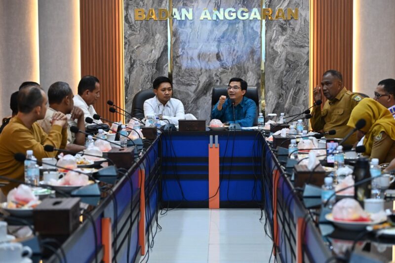 Ketua DPRK Banda Aceh Irwansyah ST menerima audiensi dan aspirasi para pedagang Jalan Teungku Chik Pante Kulu terkait rencana penataan kawasan di Kampung Baru, Kecamatan Baiturrahman, Banda Aceh, Selasa (29/9/2026). Foto: Dok. DPRK Banda Aceh