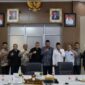 Tim Kajian Implementasi MoU Helsinki dan UUPA Lembaga Wali Nanggroe bersama jajaran Pemerintah Kabupaten Aceh Tenggara berfoto bersama usai dialog strategis dan penjaringan aspirasi di Kantor Bupati Aceh Tenggara, Kutacane, Jumat (25/9/2026). Foto: Dok. Istimewa 