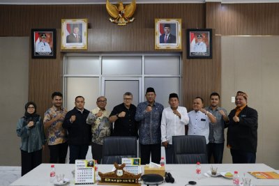 Tim Kajian Implementasi MoU Helsinki dan UUPA Lembaga Wali Nanggroe bersama jajaran Pemerintah Kabupaten Aceh Tenggara berfoto bersama usai dialog strategis dan penjaringan aspirasi di Kantor Bupati Aceh Tenggara, Kutacane, Jumat (25/9/2026). Foto: Dok. Istimewa 
