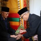 Wali Nanggroe Aceh Tgk. Malik Mahmud Al Haythar mengikuti prosesi peusijuek yang digelar sebagai bentuk syukur atas kepulangannya dari pengobatan di Penang, Malaysia, di Meuligoe Wali Nanggroe, Rabu (30/9/2026). Foto: Dok. Istimewa