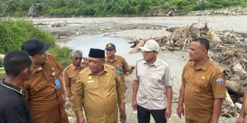 Wakil Gubernur Aceh, H. Fadhlullah, didampingi para Kepala SKPA/Biro terkait dan Sekda Pidie Jaya, Dr. Munawar Ibrahim, S.Kp, MPH, beserta jajaran Pemkab Pidie Jaya, meninjau lokasi Daerah Irigasi Seunong, Krueng Meureudu, di Kec. Meurah Dua, Kab. Pidie Jaya, Senin, (5/10/2026). Foto: Dok. Biro Adpim Setda Aceh 