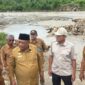 Wakil Gubernur Aceh, H. Fadhlullah, didampingi para Kepala SKPA/Biro terkait dan Sekda Pidie Jaya, Dr. Munawar Ibrahim, S.Kp, MPH, beserta jajaran Pemkab Pidie Jaya, meninjau lokasi Daerah Irigasi Seunong, Krueng Meureudu, di Kec. Meurah Dua, Kab. Pidie Jaya, Senin, (5/10/2026). Foto: Dok. Biro Adpim Setda Aceh 