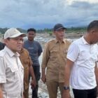 Wakil Gubernur Aceh, H. Fadhlullah didampingi Wakil Bupati Aceh Utara, Tarmizi, S.I.Kom, berserta para Kepala SKPA/Biro dan Instansi terkait, meninjau pembangunan tanggul dan bangunan pengaman tebing sungai Krueng Sawang, di Kab. Aceh Utara, Senin (5/10/2026). Foto: Dok. Biro Adpim Setda Aceh