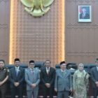 Plt. Sekda Aceh, Taufik, ST, M.Si, foto bersama saat menghadiri Pelantikan dan Pengangkatan Penggantian Antar Waktu (PAW) Anggota Dewan Perwakilan Rakyat Aceh (DPRA) dari Partai Persatuan Pembangunan (PPP) Sisa Masa Jabatan Tahun 2024–2029, di Gedung Utama DPRA, Banda Aceh, Kamis (8/10/2026). Foto: Dok. Biro Adpim Setda Aceh