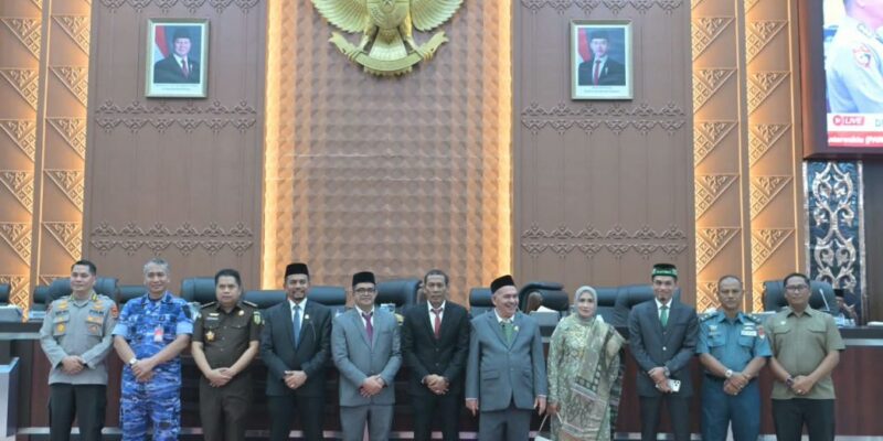 Plt. Sekda Aceh, Taufik, ST, M.Si, foto bersama saat menghadiri Pelantikan dan Pengangkatan Penggantian Antar Waktu (PAW) Anggota Dewan Perwakilan Rakyat Aceh (DPRA) dari Partai Persatuan Pembangunan (PPP) Sisa Masa Jabatan Tahun 2024–2029, di Gedung Utama DPRA, Banda Aceh, Kamis (8/10/2026). Foto: Dok. Biro Adpim Setda Aceh 