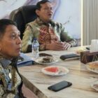 Wakil Gubernur Aceh, H. Fadhlullah didampingi Bupati Pidie Jaya, H. Sibral Malasyi, MA, S.Sos, ME, saat memimpin rapat yang diikuti para Bupati/ Wali Kota yang terdampak bencana Hidrometeorologi Aceh secara virtual, dari Ruang Rapat Kantor Badan Penghubung Pemerintah Aceh (BPPA) di Jakarta, Kamis, (8/10/2026). Foto: Dok. Biro Adpim Setda Aceh