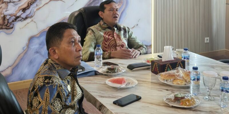 Wakil Gubernur Aceh, H. Fadhlullah didampingi Bupati Pidie Jaya, H. Sibral Malasyi, MA, S.Sos, ME, saat memimpin rapat yang diikuti para Bupati/ Wali Kota yang terdampak bencana Hidrometeorologi Aceh secara virtual, dari Ruang Rapat Kantor Badan Penghubung Pemerintah Aceh (BPPA) di Jakarta, Kamis, (8/10/2026). Foto: Dok. Biro Adpim Setda Aceh 