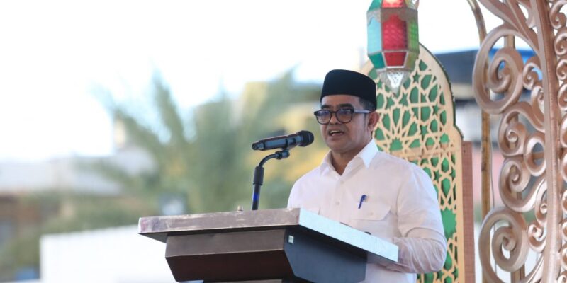 Plt. Sekda Aceh, Taufik, ST, M.Si, saat menyampaikan sambutan Gubernur Aceh sekaligus Opening Ceremony Syariah Financial Fair (SYAFIF) Goes to Aceh, yang diselenggarakan Otoritas Jasa Keuangan (OJK) dan Pelaku Halaman Masjid Raya Baiturrahman, Banda Aceh, Jum'at, (9/10/2026). Foto: Dok. Biro Adpim Setda Aceh 