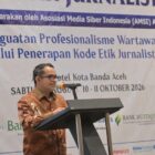 Plt. Sekda Aceh, Taufik, ST, M.Si, saat memberikan sambutan sekaligus membuka Kegiatan Pelatihan Kode Etik Jurnalistik yang diselenggarakan oleh Asosiasi Media Siber Indonesia (AMSI) Aceh, di Ayani Hotel, Banda Aceh, Sabtu (10/10/2026). Foto: Dok. Biro Adpim Setda Aceh