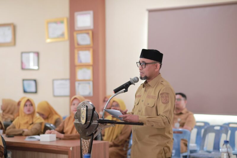 Sekdako Banda Aceh Jalaluddin menyampaikan sambutan pada workshop pendidikan inklusif yang diikuti kepala sekolah dan guru SD se-Kota Banda Aceh, Senin (5/10/2026). Foto: Dok. Prokopim Kota Banda Aceh
