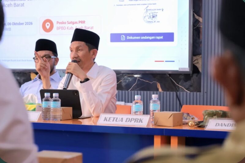 Bupati Aceh Barat Tarmizi memimpin rapat Satgas Percepatan Rehabilitasi dan Rekonstruksi pascabanjir di Posko Satgas PRR BPBD Aceh Barat, Selasa (6/10/2026). Foto: Dok. Pemkab Aceh Barat 
