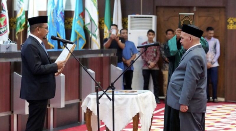 Zaini Bakri mengucapkan sumpah jabatan sebagai anggota DPRA melalui mekanisme Penggantian Antarwaktu (PAW), menggantikan Mawardi Basyah dari Fraksi PPP, di Gedung Utama DPRA, Banda Aceh, Kamis (8/10/2026). Foto: Dok. DPRA