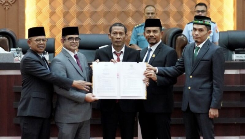 Pimpinan DPRA bersama perwakilan Pemerintah Aceh foto bersama usai menandatangani berita acara persetujuan bersama KUA-PPAS Tahun Anggaran 2027 dalam rapat paripurna di Gedung Utama DPRA, Banda Aceh, Kamis (8/10/2026). Foto: Dok. DPRA