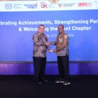 Direktur Utama Bank Aceh, Fadhil Ilyas, menerima penghargaan dari International Labour Organization (ILO) dalam kegiatan penutupan PROMISE II IMPACT Fase II dan peluncuran PROMISE IMPACT Fase III di Jakarta, Selasa (13/10/2026). Foto: Dok. Istimewa
