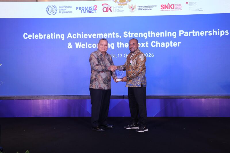 Direktur Utama Bank Aceh, Fadhil Ilyas, menerima penghargaan dari International Labour Organization (ILO) dalam kegiatan penutupan PROMISE II IMPACT Fase II dan peluncuran PROMISE IMPACT Fase III di Jakarta, Selasa (13/10/2026). Foto: Dok. Istimewa 